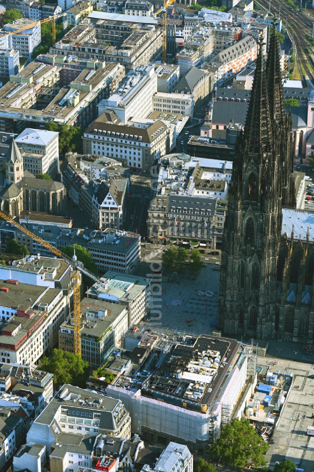 Köln aus der Vogelperspektive: Umbau der Hotelanlage Althoff Dom Hotel in Köln im Bundesland Nordrhein-Westfalen, Deutschland