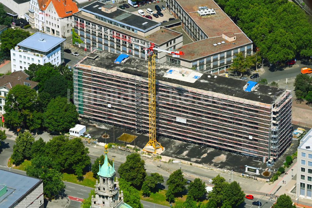 Hannover von oben - Umbau der Hotelanlage des Hochhauses in Hannover im Bundesland Niedersachsen, Deutschland