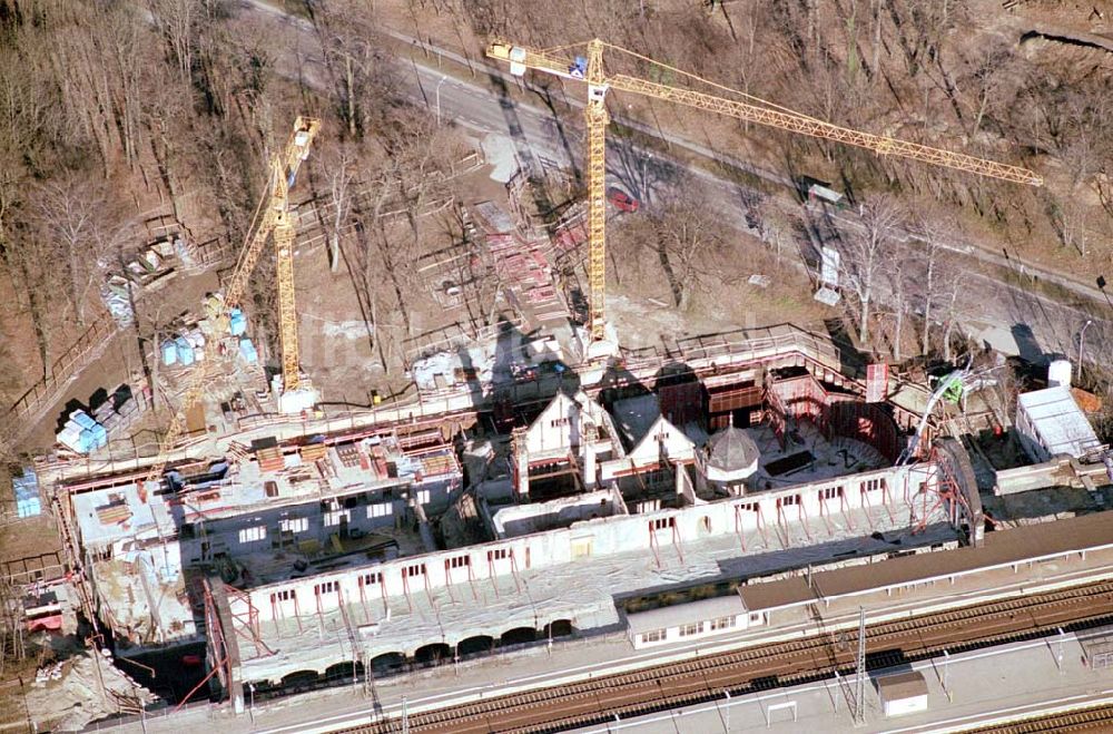 Potsdam aus der Vogelperspektive: Umbau des Kaiserbahnhofes in Potsdam zur Bahnakademie Firmen: 1) HochTief Construction AG <www