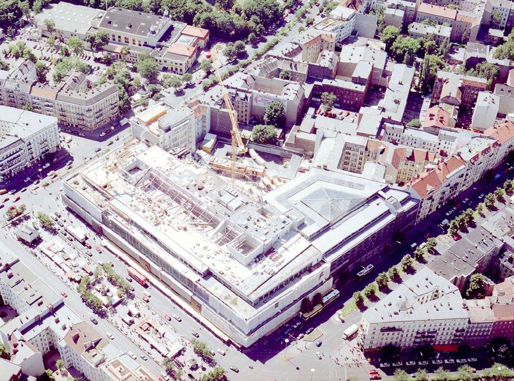 Berlin - Tempelhof aus der Vogelperspektive: Umbau des KARSTADT- Filiale am Hermannplatz in Berlin-Tempelhof.