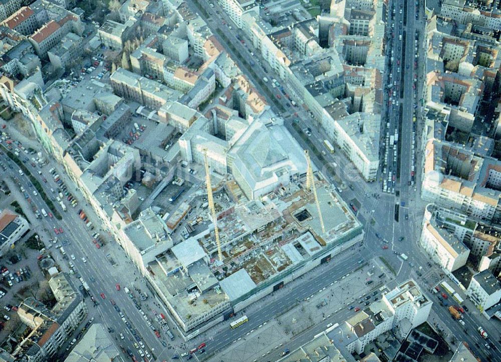 Berlin - Neuköln aus der Vogelperspektive: Umbau des KARSTADT - Kaufhauses am Hermannplatz