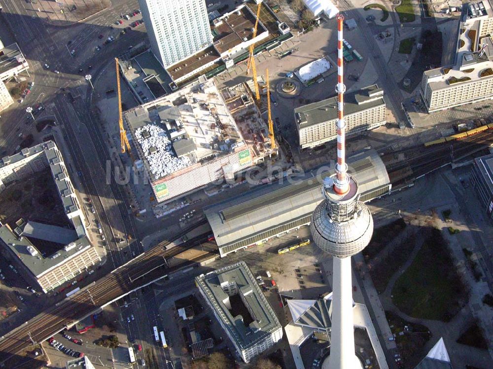 Berlin von oben - Umbau des Kauf Hof Einkaufhauses Alexanderplatz Berlin