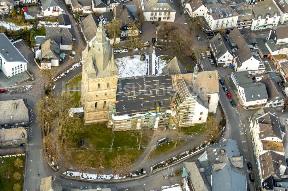 Luftaufnahme Brilon - Umbau eines Kirchengebäudes der Probsteikirche in Brilon im Bundesland Nordrhein-Westfalen, Deutschland