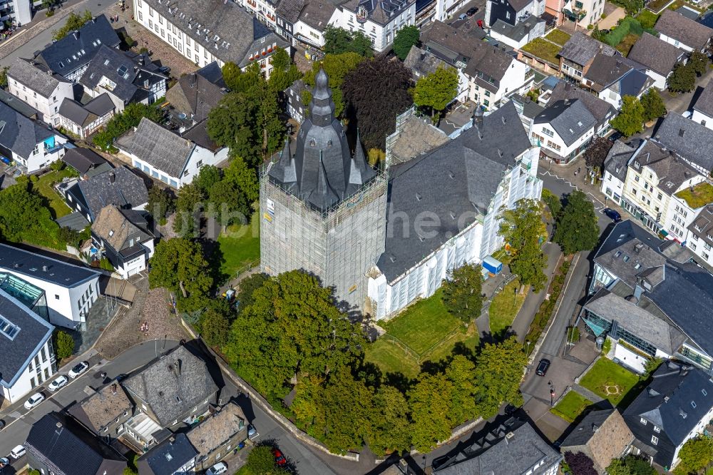 Brilon aus der Vogelperspektive: Umbau eines Kirchengebäudes der Probsteikirche in Brilon im Bundesland Nordrhein-Westfalen, Deutschland