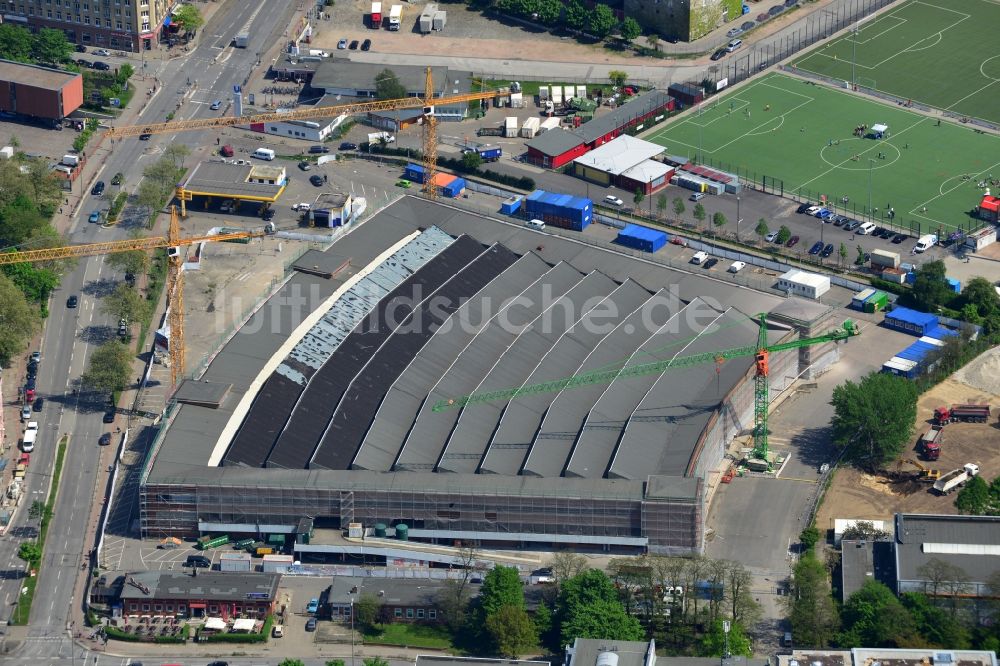 Hamburg von oben - Umbau der leerstehenden alten Rindermarkthalle am Neuen Kamp zu einem EDEKA - Einkaufsmarkt in Hamburg