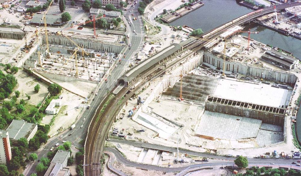 Luftaufnahme Berlin-Tiergarten - Umbau des Lehrter Bahnhofes am Berliner Tiergarten im Regierungsviertel.