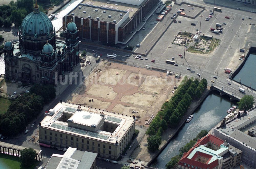 Berlin aus der Vogelperspektive: Umbau des Lustgartens an der Museumsinsel in Berlin - Mitte