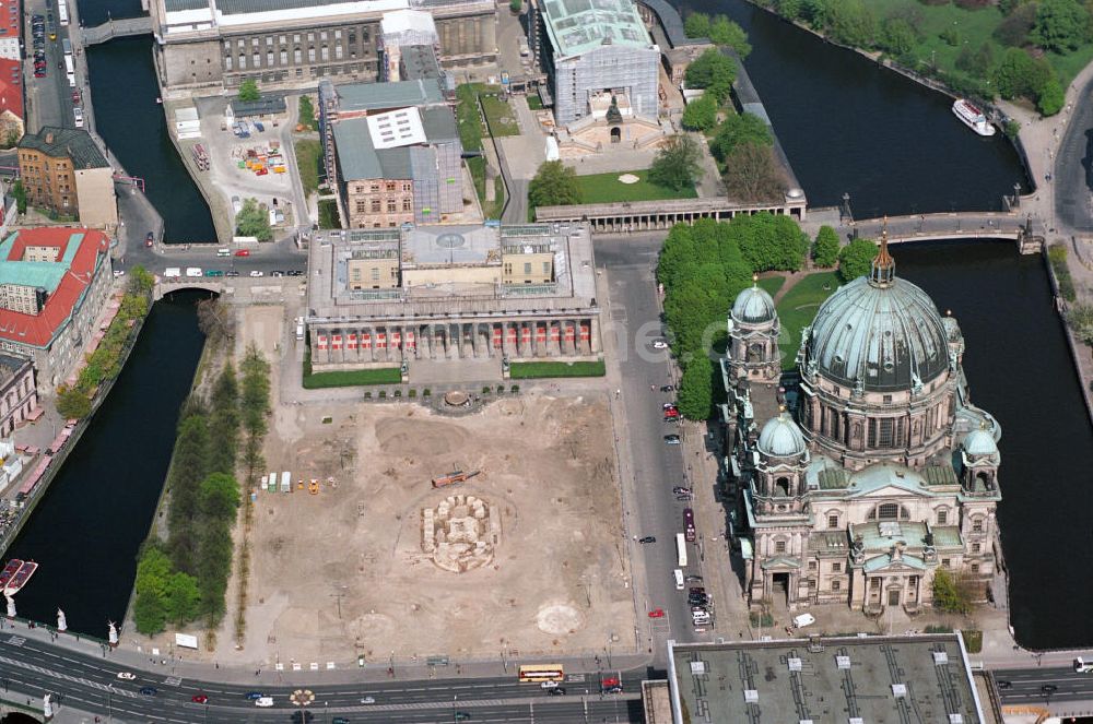 Berlin aus der Vogelperspektive: Umbau des Lustgartens an der Museumsinsel in Berlin - Mitte