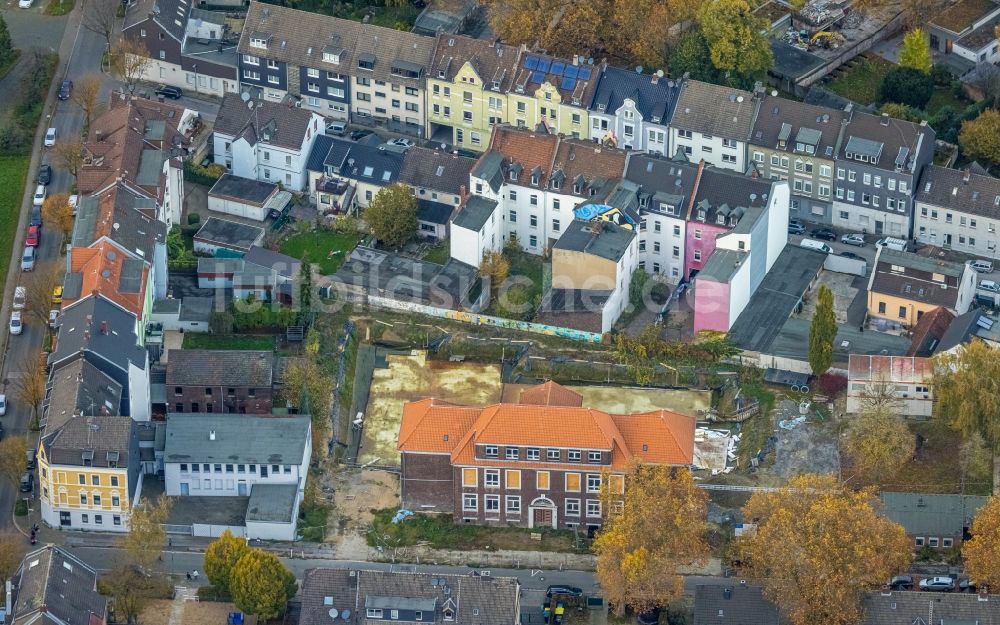 Luftaufnahme Gelsenkirchen - Umbau und Modernisierung des Schulgebäudes der Glückaufschule im Ortsteil Ückendorf in Gelsenkirchen im Bundesland Nordrhein-Westfalen, Deutschland