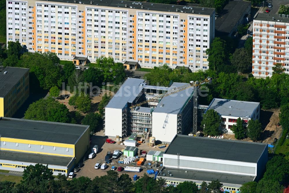 Magdeburg von oben - Umbau und Modernisierung des Schulgebäudes der Grundschule Gottfried Wilhelm Leibniz an der Pablo-Neruda-Straße in Magdeburg im Bundesland Sachsen-Anhalt, Deutschland