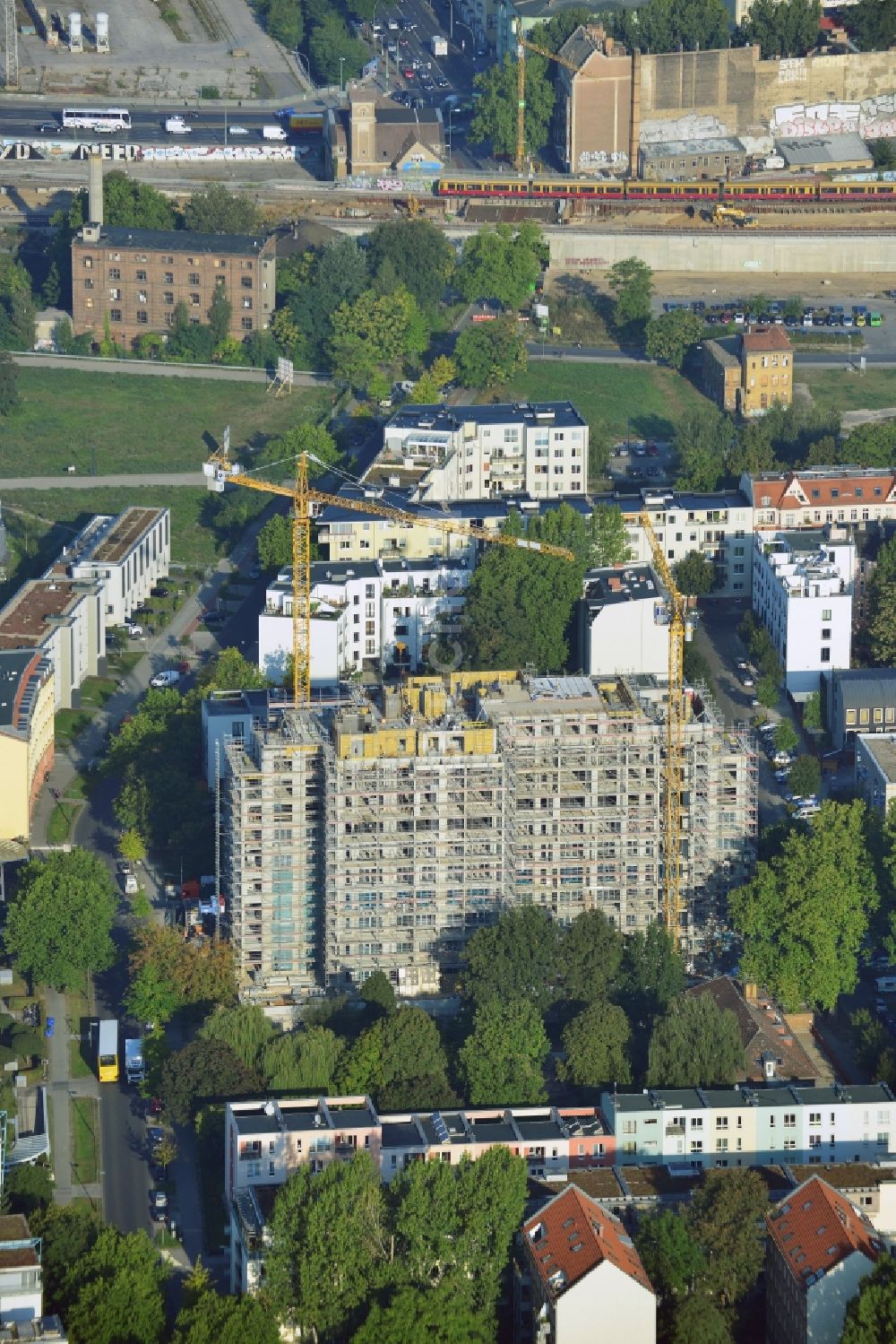 Luftaufnahme Berlin - Umbau eines Plattenbaus auf der Stralauer Halbinsel im Berliner Bezirk Friedrichshain-Kreuzberg