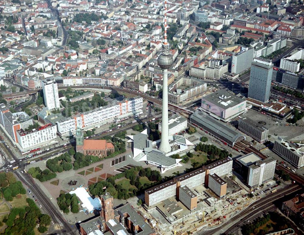 Berlin von oben - Umbau der Rathauspassagen am Fuße des Berliner Fernsehturmes in Berlin - Mitte Ansprechpartner: WBMI Real Estate AG Berlin Friedrichstraße 95 10117 Berlin Telefon: (030) 2471 3114 Telefax: (030) 2471 3115 Email: susanne