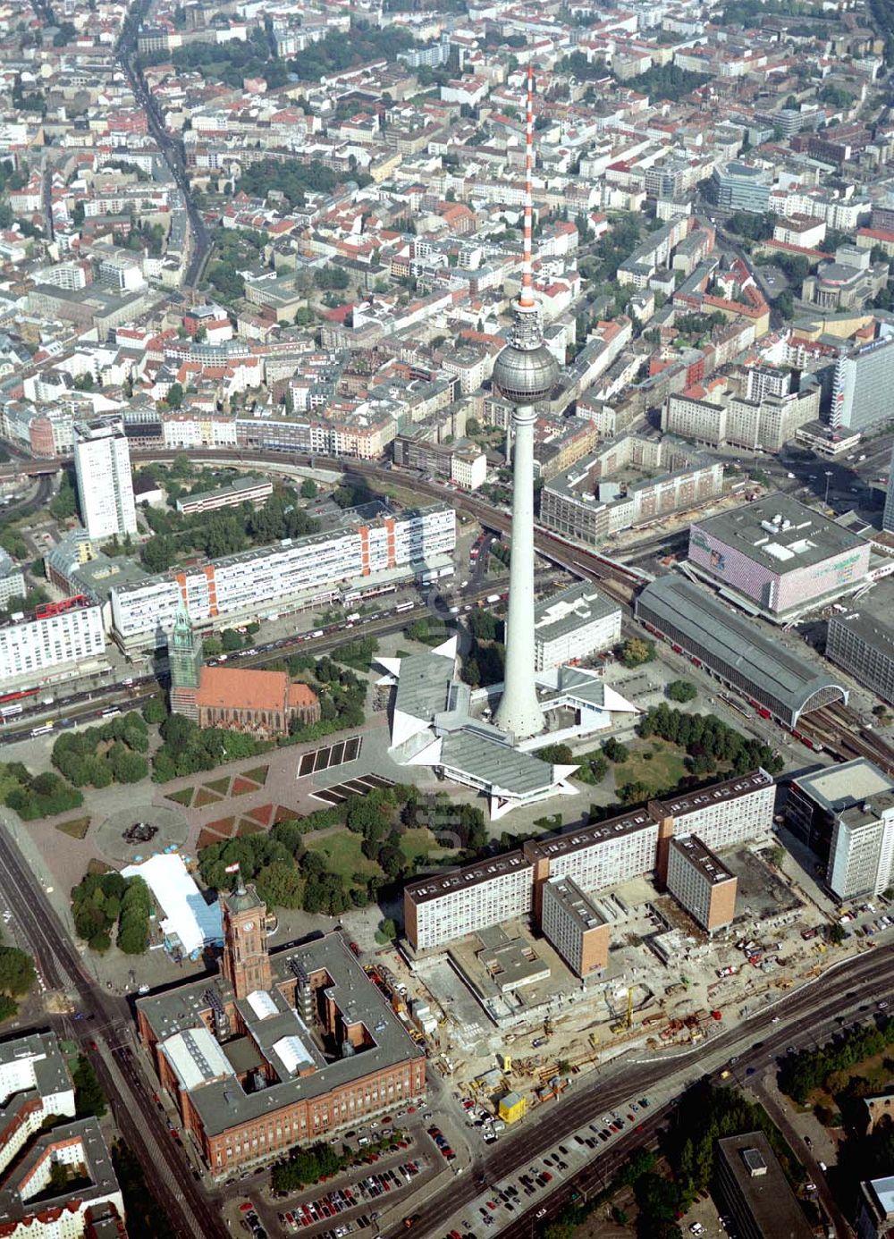 Berlin aus der Vogelperspektive: Umbau der Rathauspassagen am Fuße des Berliner Fernsehturmes in Berlin - Mitte Ansprechpartner: WBMI Real Estate AG Berlin Friedrichstraße 95 10117 Berlin Telefon: (030) 2471 3114 Telefax: (030) 2471 3115 Email: susanne