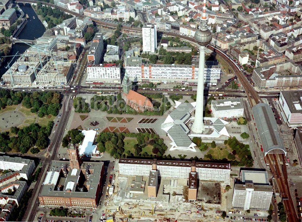 Luftbild Berlin - Umbau der Rathauspassagen am Fuße des Berliner Fernsehturmes in Berlin - Mitte Ansprechpartner: WBMI Real Estate AG Berlin Friedrichstraße 95 10117 Berlin Telefon: (030) 2471 3114 Telefax: (030) 2471 3115 Email: susanne