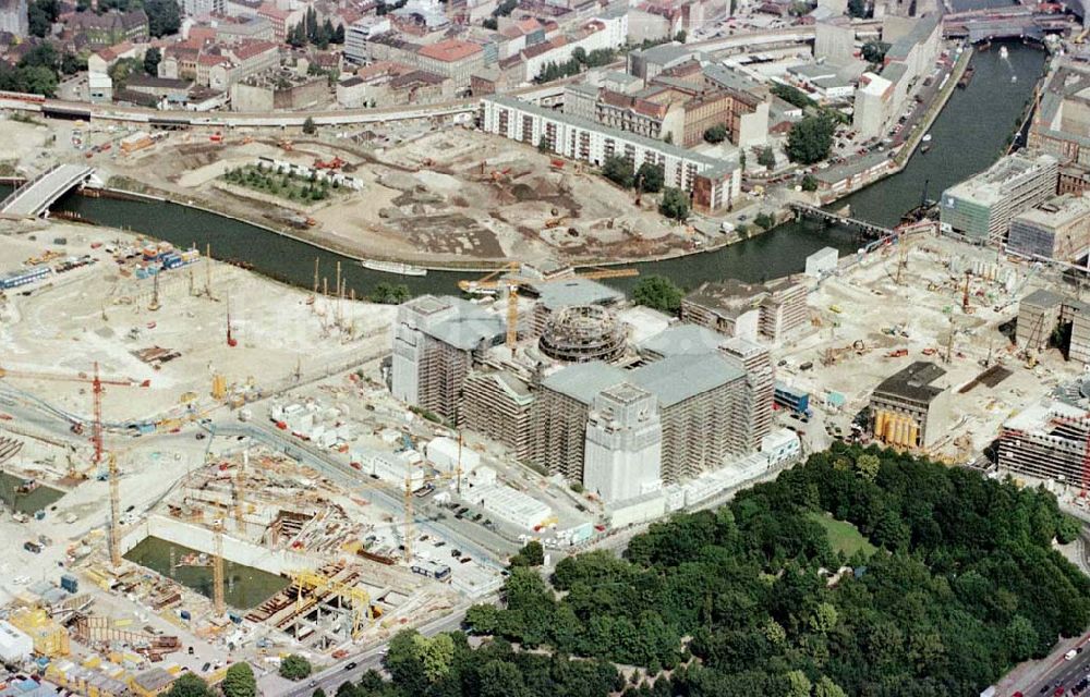 Berlin - Tiergarten aus der Vogelperspektive: Umbau des Reichstages und des Spreebogens zum Regierungsviertel