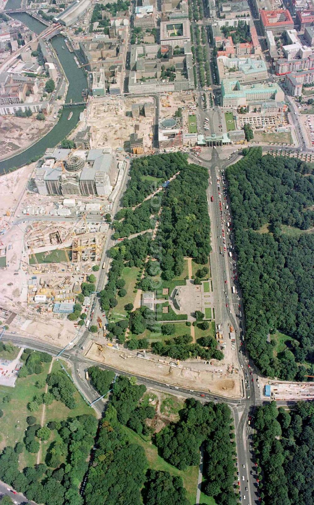 Luftaufnahme Berlin - Tiergarten - Umbau des Reichstages und des Spreebogens zum Regierungsviertel