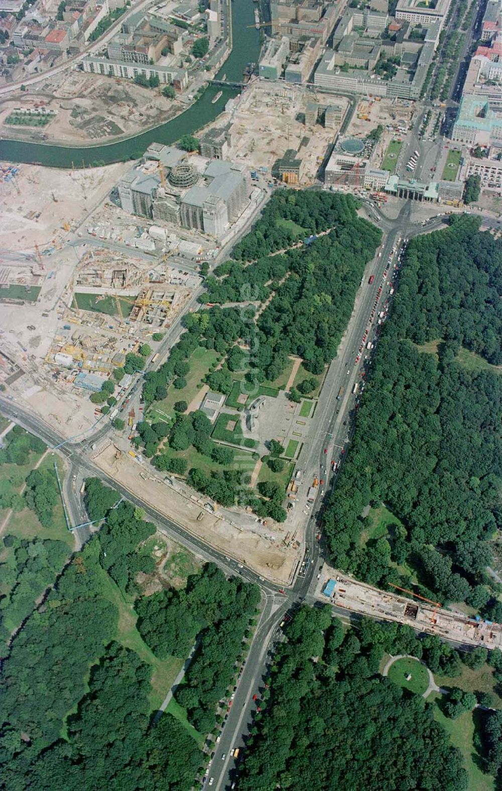 Berlin - Tiergarten von oben - Umbau des Reichstages und des Spreebogens zum Regierungsviertel