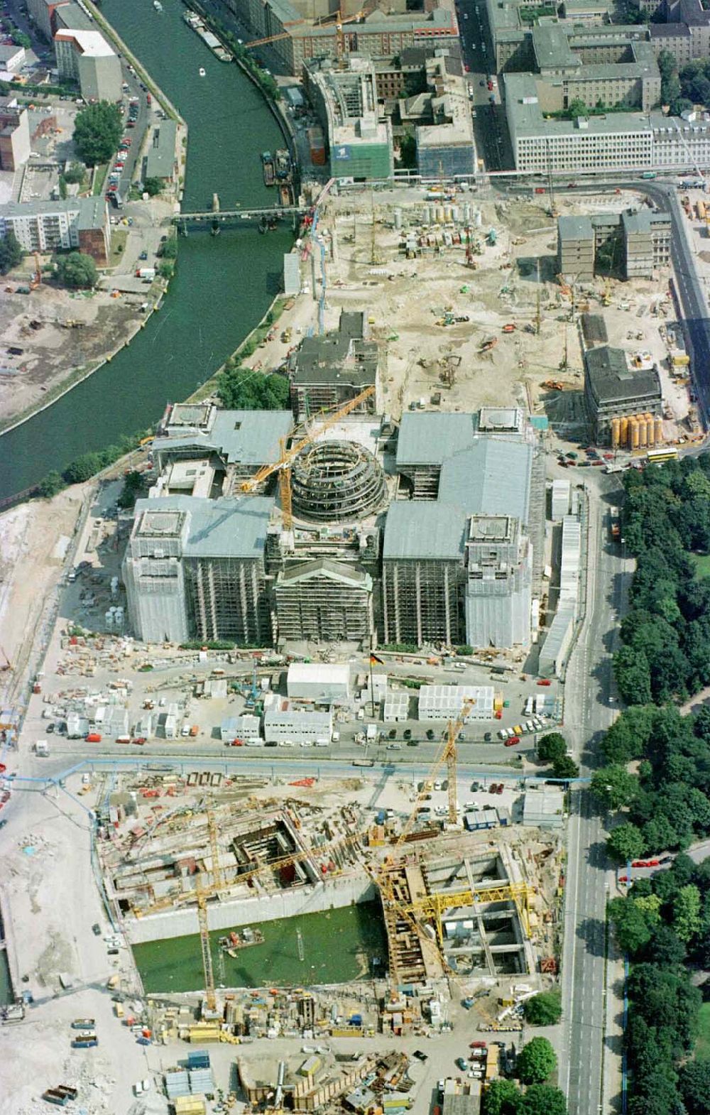 Berlin - Tiergarten von oben - Umbau des Reichstages und des Spreebogens zum Regierungsviertel