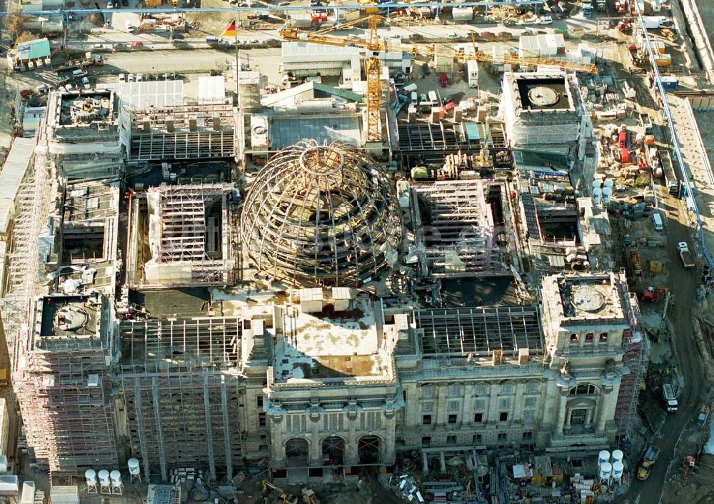 Luftaufnahme Berlin - Tiergarten - Umbau des Reichstages und des Spreebogens zum Regierungsviertel.