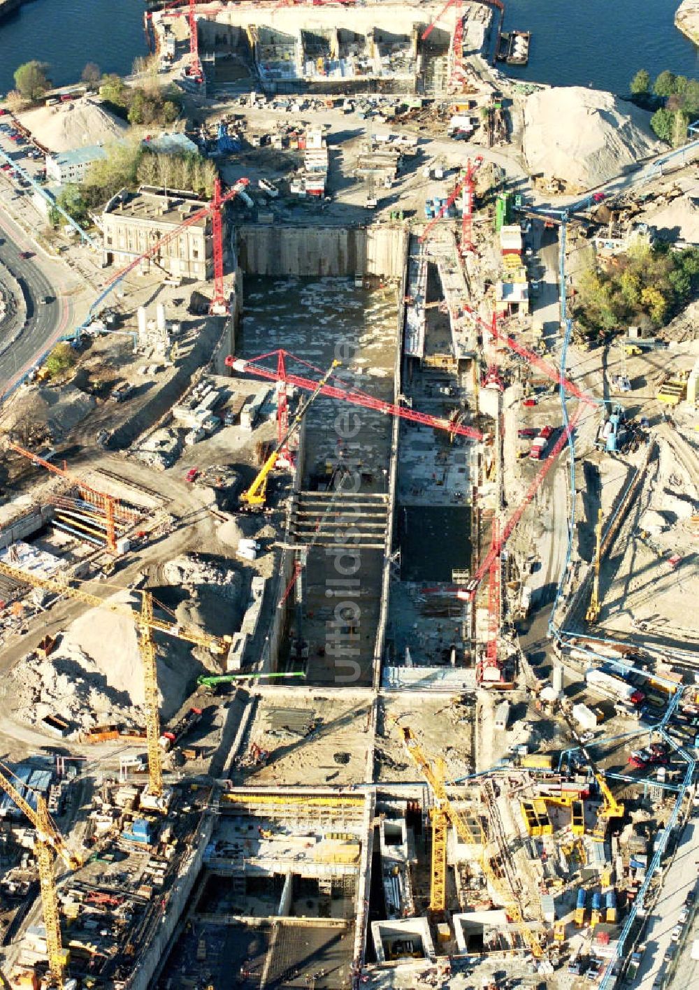 Berlin - Tiergarten aus der Vogelperspektive: Umbau des Reichstages und des Spreebogens zum Regierungsviertel.