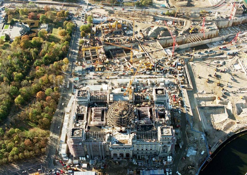 Berlin - Tiergarten von oben - Umbau des Reichstages und des Spreebogens zum Regierungsviertel.