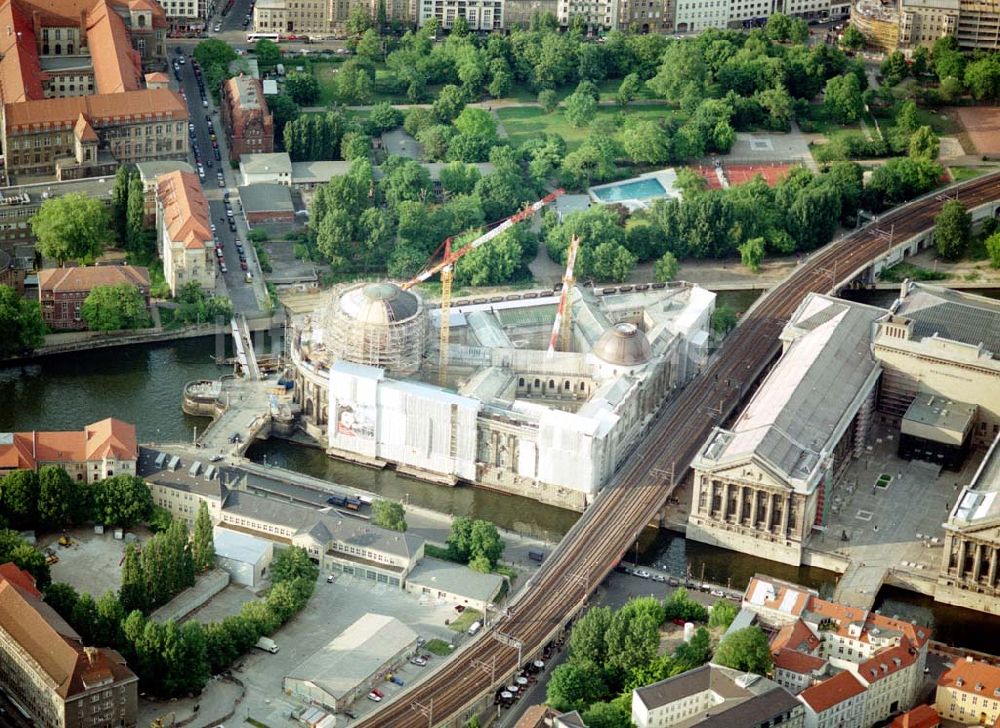 Luftaufnahme Berlin - Mitte - Umbau und Rekonstruktion der Berliner Museumsinsel in Berlin - Mitte.