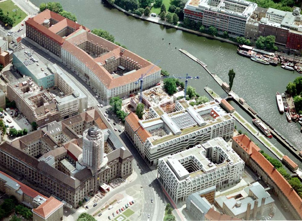 Berlin aus der Vogelperspektive: Umbau- und Rekonstruktionsarbeiten am ehem. Ministerrat / Stadthaus in Berlin - Mitte.