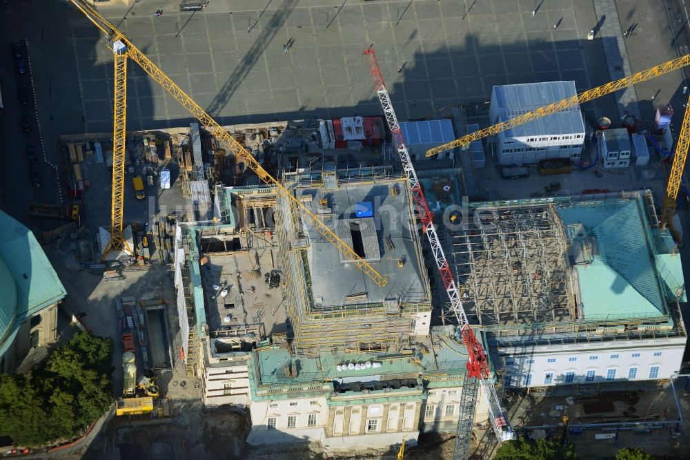 Luftaufnahme Berlin - Umbau und Sanierung des Gebäudes der Staatsoper Unter den Linden in Berlin Mitte am Bebelplatz