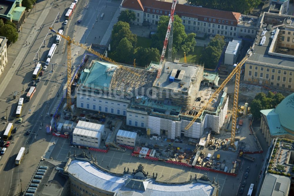 Luftaufnahme Berlin - Umbau und Sanierung des Gebäudes der Staatsoper Unter den Linden in Berlin Mitte am Bebelplatz