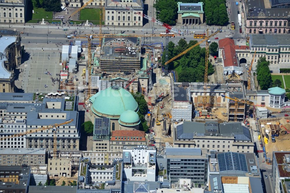 Luftaufnahme Berlin - Umbau und Sanierung des Gebäudes der Staatsoper Unter den Linden in Berlin Mitte am Bebelplatz