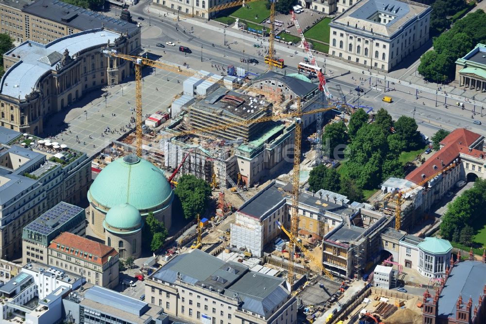 Berlin aus der Vogelperspektive: Umbau und Sanierung des Gebäudes der Staatsoper Unter den Linden in Berlin Mitte am Bebelplatz