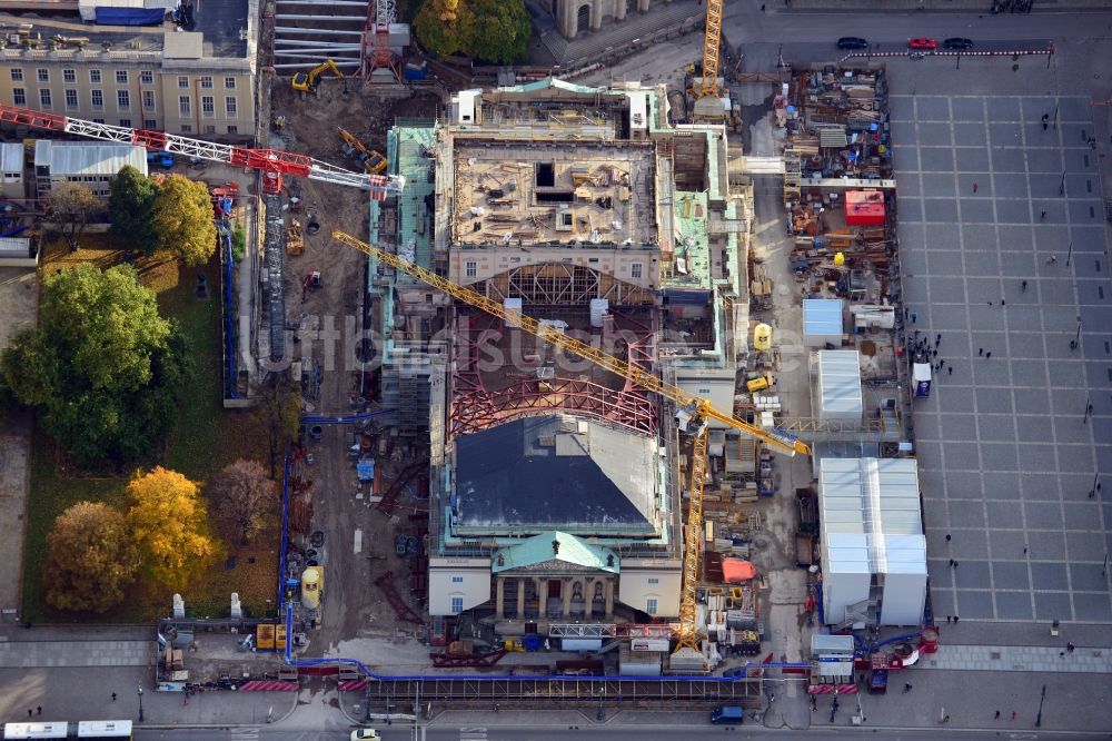 Berlin aus der Vogelperspektive: Umbau und Sanierung des Gebäudes der Staatsoper Unter den Linden in Berlin Mitte am Bebelplatz