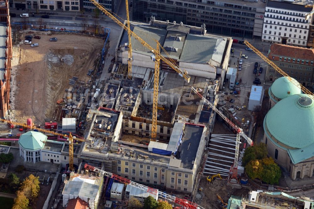 Luftbild Berlin - Umbau und Sanierung des Gebäudes der Staatsoper Unter den Linden in Berlin Mitte am Bebelplatz