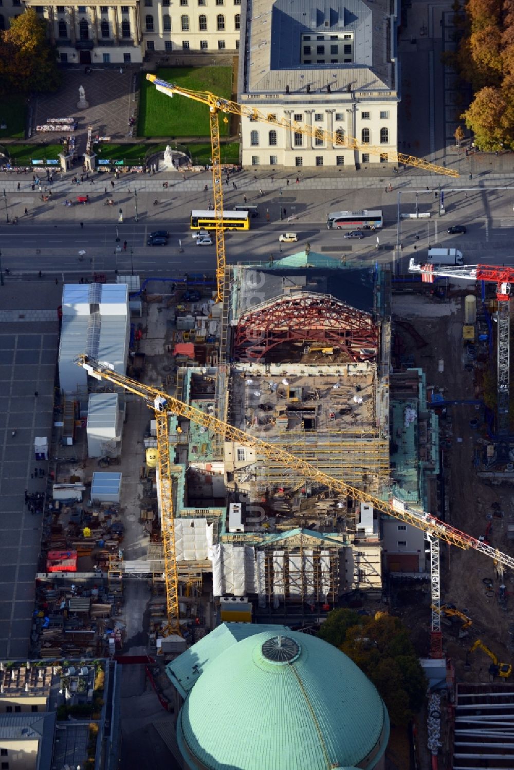 Berlin von oben - Umbau und Sanierung des Gebäudes der Staatsoper Unter den Linden in Berlin Mitte am Bebelplatz