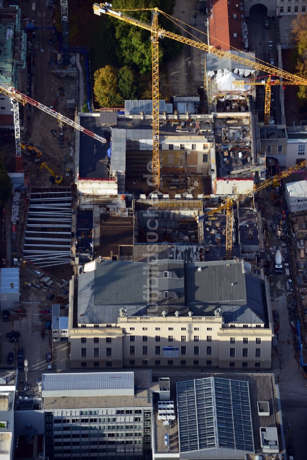 Berlin aus der Vogelperspektive: Umbau und Sanierung des Gebäudes der Staatsoper Unter den Linden in Berlin Mitte am Bebelplatz