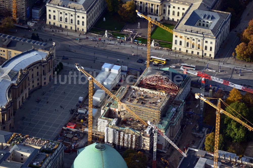 Luftbild Berlin - Umbau und Sanierung des Gebäudes der Staatsoper Unter den Linden in Berlin Mitte am Bebelplatz