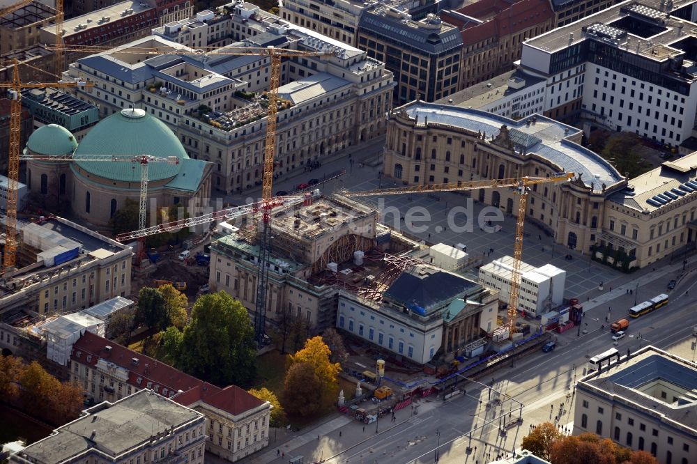 Berlin von oben - Umbau und Sanierung des Gebäudes der Staatsoper Unter den Linden in Berlin Mitte am Bebelplatz