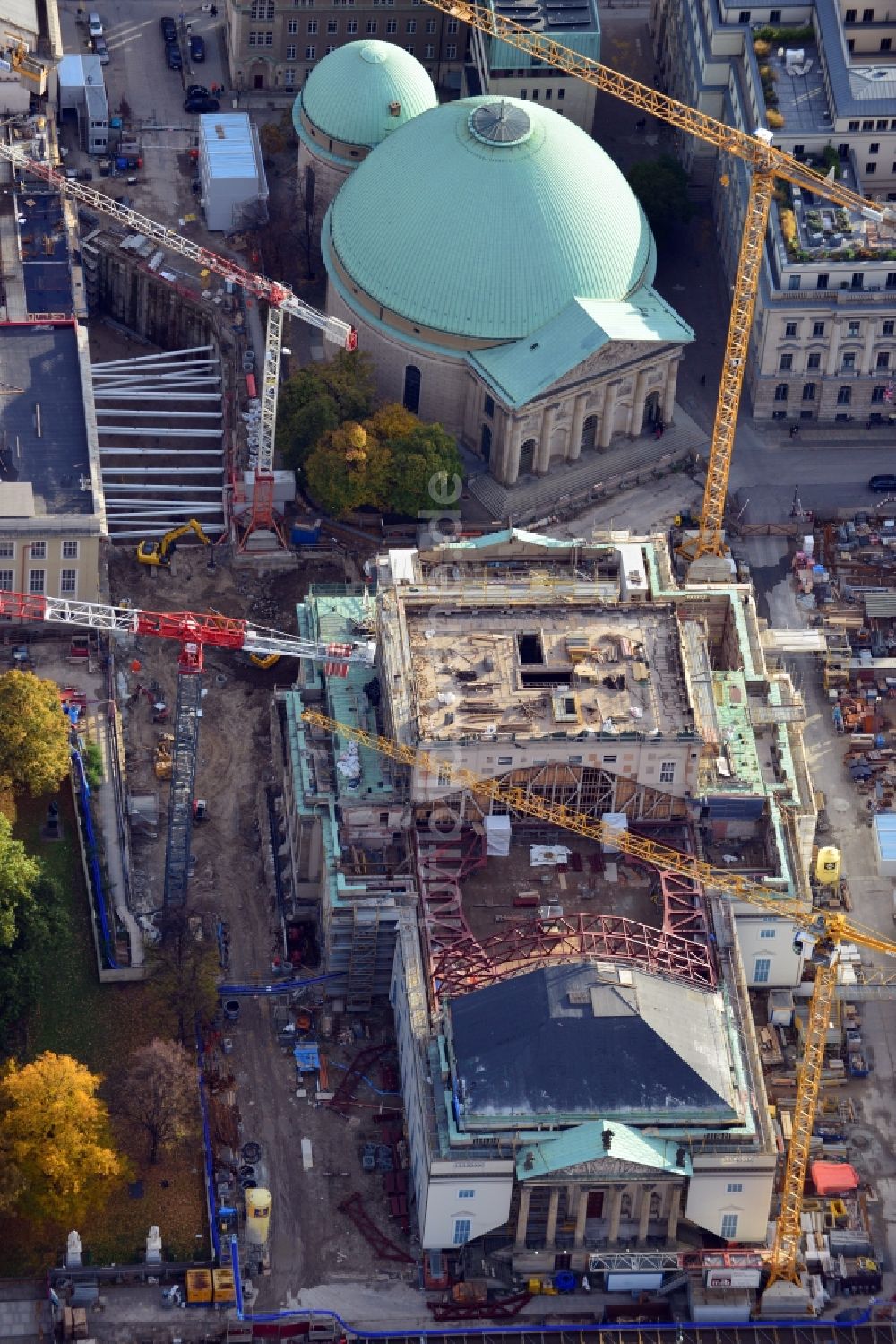 Berlin aus der Vogelperspektive: Umbau und Sanierung des Gebäudes der Staatsoper Unter den Linden in Berlin Mitte am Bebelplatz