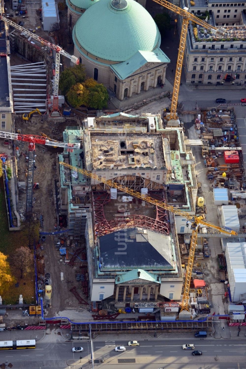 Luftbild Berlin - Umbau und Sanierung des Gebäudes der Staatsoper Unter den Linden in Berlin Mitte am Bebelplatz