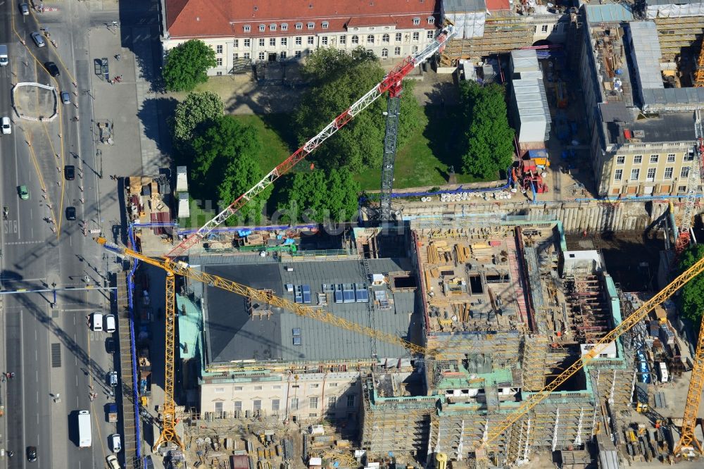 Berlin aus der Vogelperspektive: Umbau und Sanierung des Gebäudes der Staatsoper Unter den Linden in Berlin Mitte am Bebelplatz