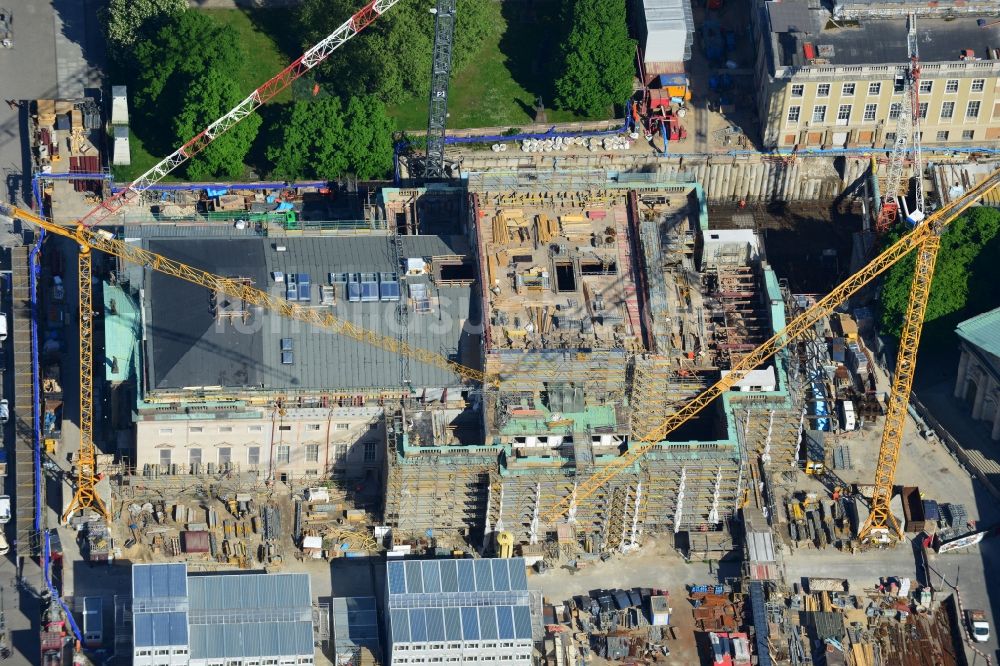 Luftbild Berlin - Umbau und Sanierung des Gebäudes der Staatsoper Unter den Linden in Berlin Mitte am Bebelplatz