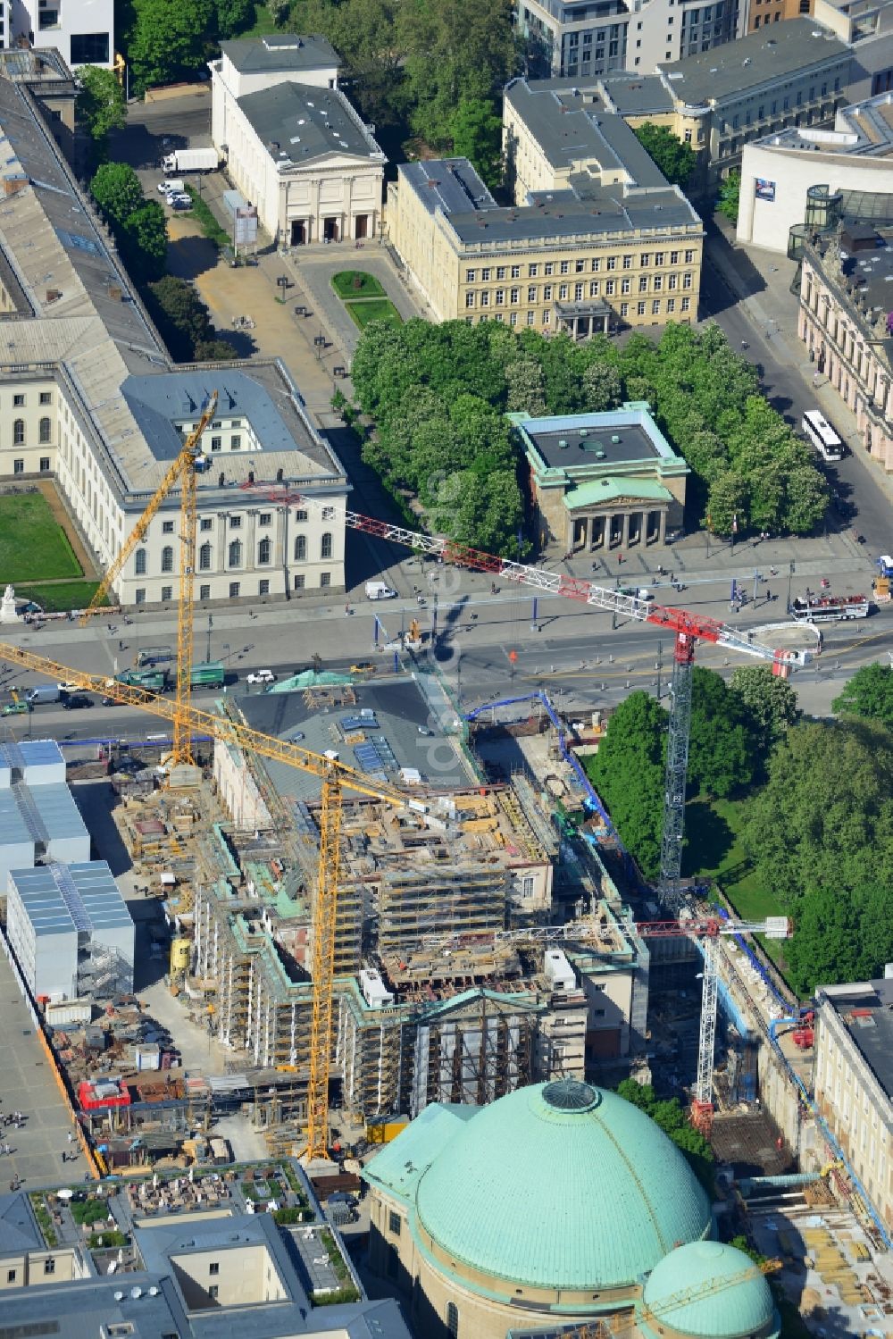 Berlin aus der Vogelperspektive: Umbau und Sanierung des Gebäudes der Staatsoper Unter den Linden in Berlin Mitte am Bebelplatz