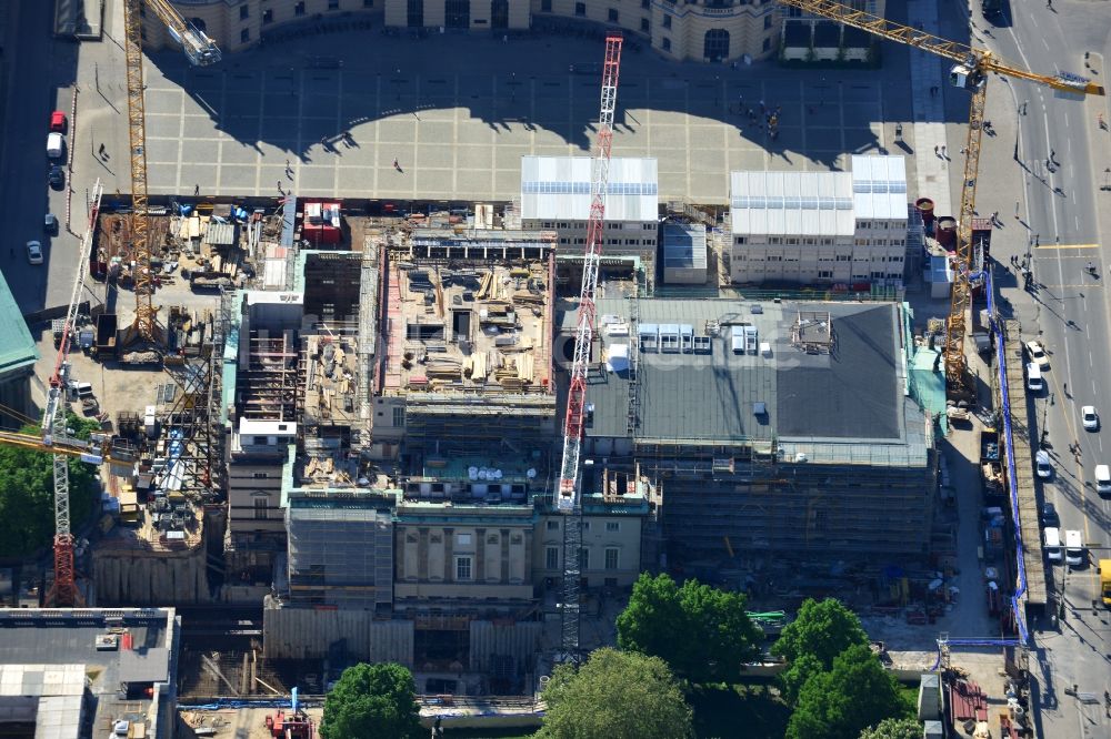 Berlin aus der Vogelperspektive: Umbau und Sanierung des Gebäudes der Staatsoper Unter den Linden in Berlin Mitte am Bebelplatz