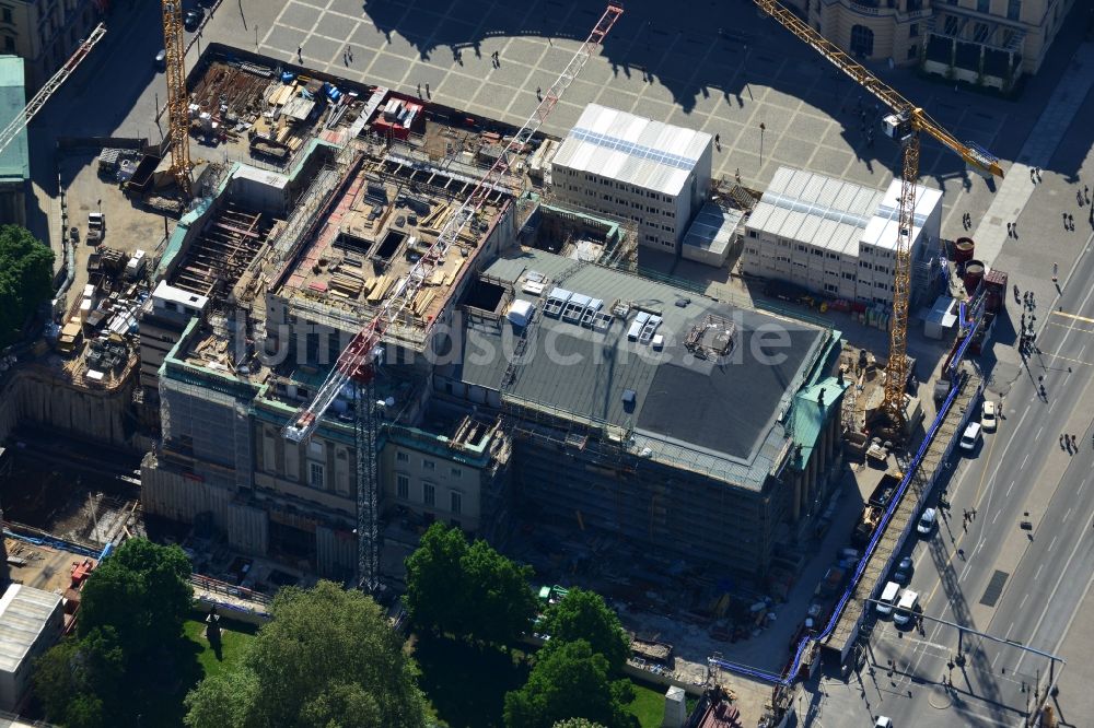 Luftaufnahme Berlin - Umbau und Sanierung des Gebäudes der Staatsoper Unter den Linden in Berlin Mitte am Bebelplatz