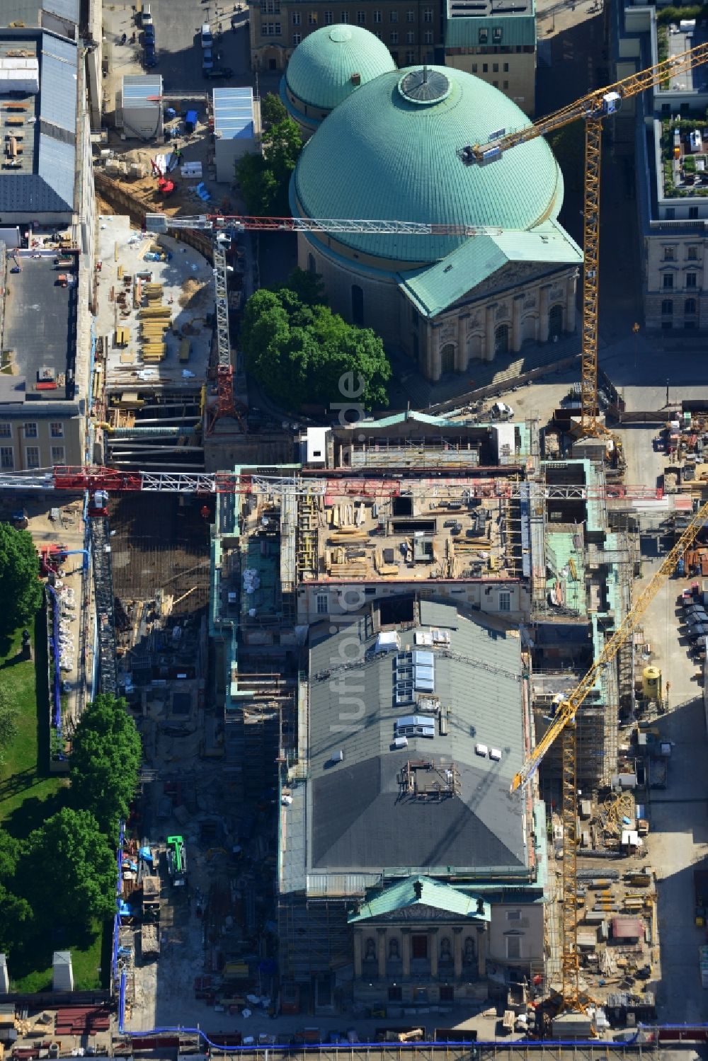 Berlin aus der Vogelperspektive: Umbau und Sanierung des Gebäudes der Staatsoper Unter den Linden in Berlin Mitte am Bebelplatz