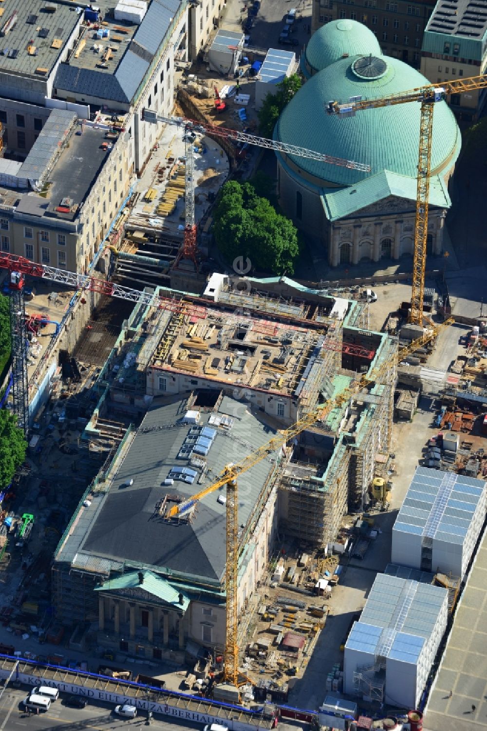 Luftbild Berlin - Umbau und Sanierung des Gebäudes der Staatsoper Unter den Linden in Berlin Mitte am Bebelplatz