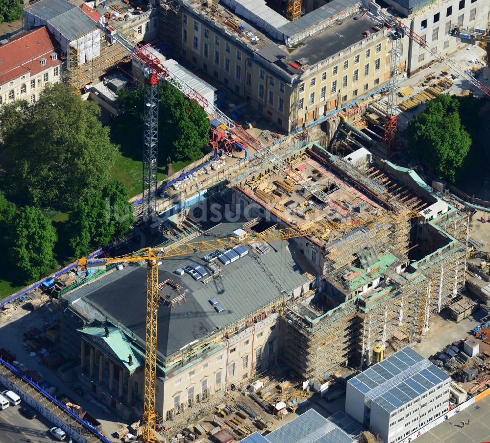 Berlin von oben - Umbau und Sanierung des Gebäudes der Staatsoper Unter den Linden in Berlin Mitte am Bebelplatz