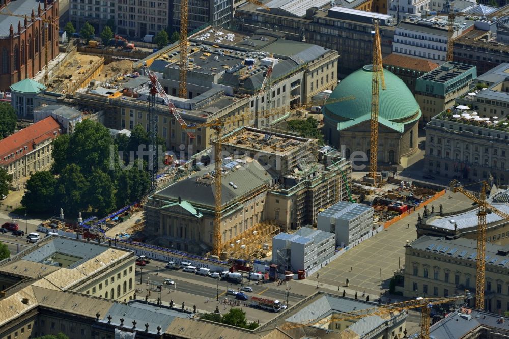 Berlin aus der Vogelperspektive: Umbau und Sanierung des Gebäudes der Staatsoper Unter den Linden in Berlin Mitte am Bebelplatz