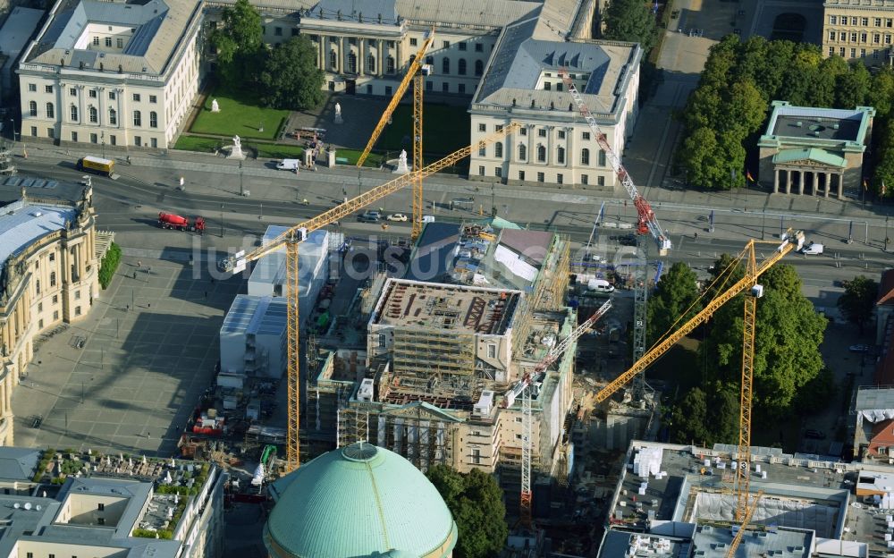 Berlin von oben - Umbau und Sanierung des Gebäudes der Staatsoper Unter den Linden in Berlin Mitte am Bebelplatz