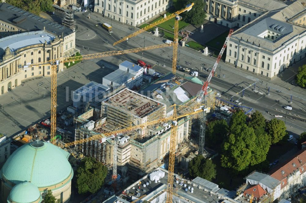 Berlin aus der Vogelperspektive: Umbau und Sanierung des Gebäudes der Staatsoper Unter den Linden in Berlin Mitte am Bebelplatz